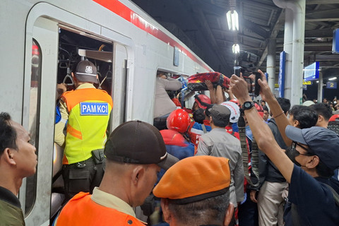 Petugas mengevakasui penumpang yang menjadi korban kecelakaan KRL Commuterline dan KA Bromo Anggrek di Stasiun Bekasi Timur, Bekasi, Senin (27/4/2026). Foto: Dok. Istimewa