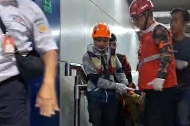 Evakuasi korban kecelakaan KRL Commuterline dan KA Bromo Anggrek di Stasiun Bekasi Timur, Bekasi, Senin (27/4/2026).
 Foto: Aurelia Lucretie/kumparan