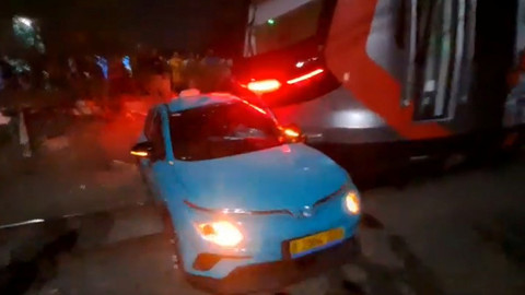 KRL Commuterline yang terlibat kecelakaan dengan taksi online di Bekasi Timur, Senin (27/4/2026). Foto: X/@TMCPoldaMetro