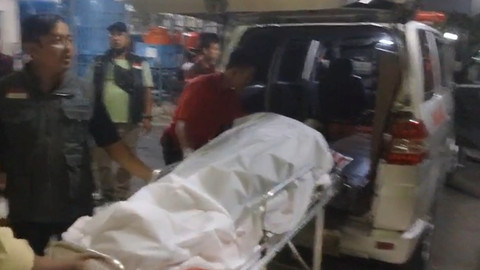 Jenazah korban tabrakan kereta, Nurhayati warga Grogol dibawa pulang oleh keluarga dari RSUD Kota Bekasi, Senin (27/4/2026). Foto: kumparan