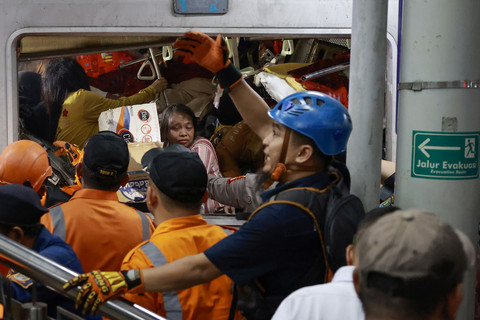 Petugas mengevakuasi korban yang terjebak di dalam gerbong KRL Commuterline yang bertabrakan dengan KA Argo Bromo Anggrek relasi Gambir-Surabaya Pasar Turi di Stasiun Bekasi Timur, Bekasi, Jawa Barat, Senin (27/4/2026). Foto: Dhemas Reviyanto/ANTARA FOTO