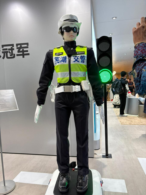Robot AiMOGA polisi di China. Foto: Fitra Andrianto/kumparan