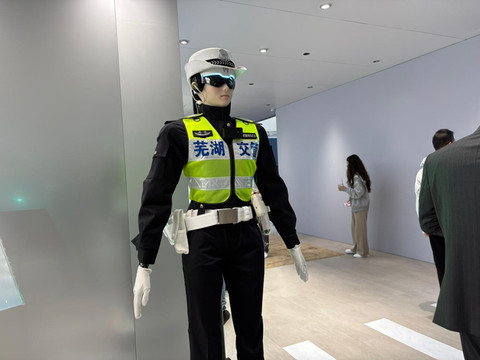 Robot AiMOGA polisi di China. Foto: Fitra Andrianto/kumparan