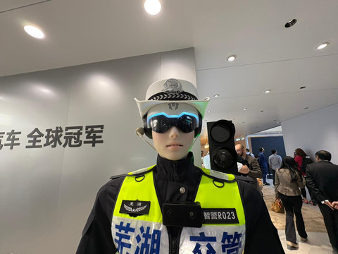 Robot AiMOGA polisi di China. Foto: Fitra Andrianto/kumparan