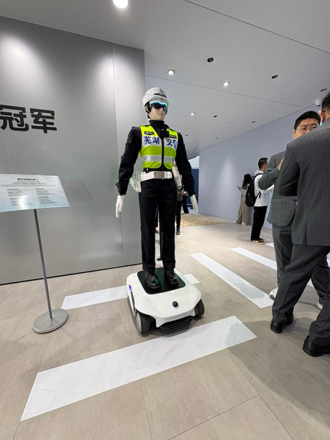 Robot AiMOGA polisi di China. Foto: Fitra Andrianto/kumparan
