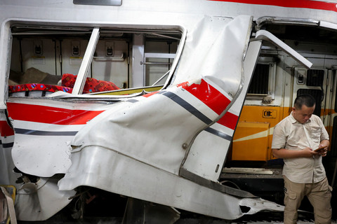 Kondisi gerbong KRL Commuterline yang bertabrakan dengan KA Argo Bromo Anggrek relasi Gambir-Surabaya Pasar Turi di Stasiun Bekasi Timur, Bekasi, Jawa Barat, Senin (27/4/2026). Foto: Ajeng Dinar Ulfiana/REUTERS
