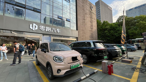 Suasana diler penjualan mobil-mobil listrik Hanoi Foto: Aditya Pratama Niagara/kumparan