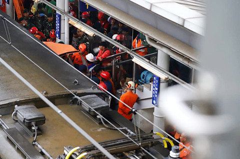 Petugas berupaya mengevakuasi penumpang yang masih terjebak dalam gerbong KRL Commuterline yang bertabrakan dengan KA Argo Bromo Anggrek relasi Gambir-Surabaya Pasar Turi di Stasiun Bekasi Timur, Bekasi, Jawa Barat, Selasa (28/4/2026). Foto: Iqbal Firdaus/kumparan