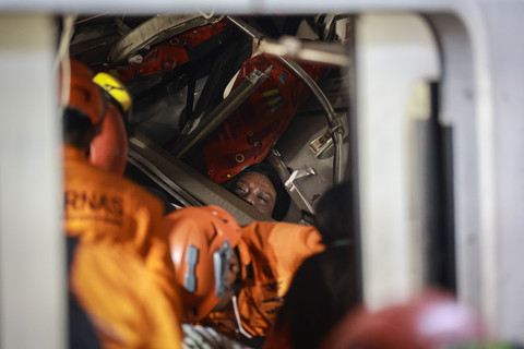 Petugas berupaya mengevakuasi penumpang yang masih terjebak dalam gerbong KRL Commuterline yang ditabrak KA Argo Bromo Anggrek di Stasiun Bekasi Timur. Foto: Dhemas Reviyanto/ANTARA