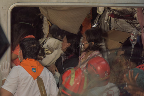 Petugas Basarnas masih berusaha mengevakuasi penumpang KRL Commuterline yang masih terjepit di gerbong KRL Commuterline akibat tabrakan di Stasiun Bekasi Timur, Bekasi, Jawa Barat, Selasa (28/4/2026). Foto: Paramayuda/ANTARA FOTO