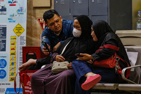 Sejumlah kerabat korban kecelakaan antara KRL Commuterline dengan KA Argo Bromo Anggrek relasi Gambir-Surabaya Pasar Turi menunggu kabar di ruang IGD Rumah Sakit Umum Daerah (RSUD) Bekasi, Jawa Barat, Selasa (28/4/2026). Foto: Asprilla Dwi Adha/ANTARA FOTO