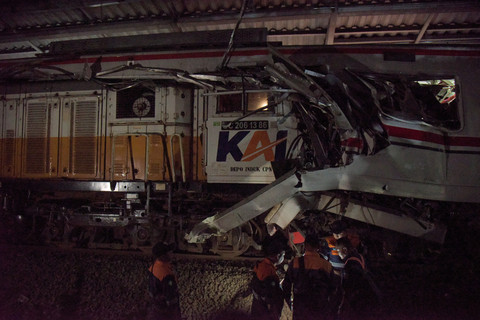 Petugas memeriksa kondisi gerbong KRL Commuterline yang bertabrakan dengan KA Argo Bromo Anggrek relasi Gambir-Surabaya Pasar Turi di Stasiun Bekasi Timur, Bekasi, Jawa Barat, Senin (27/4/2026). Foto: Paramayuda/ANTARA FOTO
