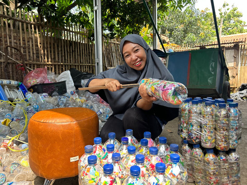Amaliyah, nasabah PNM Mekaar Kecamatan Bojonegara, Kabupaten Serang berhasil mendirikan Bank Sampah MATA (Masigit Asri Tanpa Sampah) yang berdampak pada ekonomi masyarakat sekitar. Foto: Dok. PNM