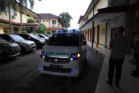 Jenazah korban kecelakaan kereta di Bekasi tiba di RS Polri Kramatjati, Jakarta, Selasa (28/4/2026). Foto: Jamal Ramadhan/kumparan