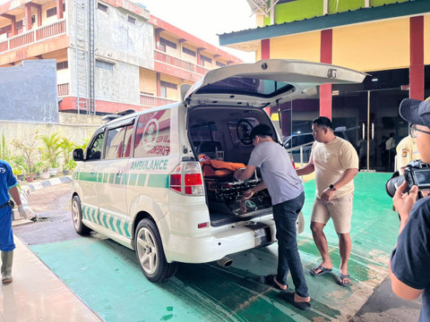 Tiga kantong jenazah terbaru korban kecelakaan KA dengan KRL di Bekasi Timur tiba di RS Polri, Kramat Jati, Jakarta Timur, Selasa (28/4/2026). Foto: Nasywa Athifah/kumparan