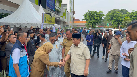 Presiden RI Prabowo Subianto mendatangi RSUD Bekasi bersama Seskab dan mensesneg, Selasa (28/4/2026). Foto: Rayyan/Kumparan