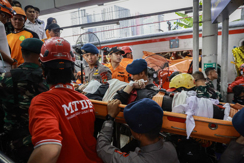 Petugas mengevakuasi korban kecelakaan KRL Commuterline yang bertabrakan dengan KA Argo Bromo Anggrek relasi Gambir-Surabaya Pasar Turi di Stasiun Bekasi Timur, Bekasi, Jawa Barat, Selasa (28/4/2026). Foto: Dhemas Reviyanto/ANTARA FOTO