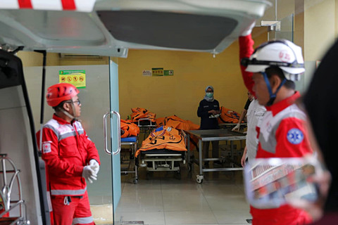 Jenazah ke-7 dan 8 korban kecelakaan kereta di Bekasi yang tiba di RS Polri Kramatjati, Jakarta Timur, Selasa (28/4/2026). Foto: Jamal Ramadhan/kumparan