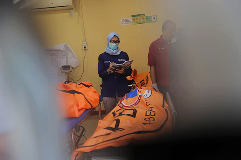 Jenazah ke-7 dan 8 korban kecelakaan kereta di Bekasi yang tiba di RS Polri Kramatjati, Jakarta Timur, Selasa (28/4/2026). Foto: Jamal Ramadhan/kumparan