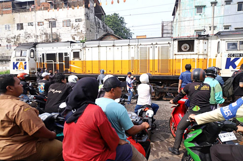 Suasana lintasan penyeberangan sebidang yang masih dilalui warga di dekat Stasiun Bekasi Timur, Selasa (28/4/2026). Foto: Iqbal Firdaus/kumparan