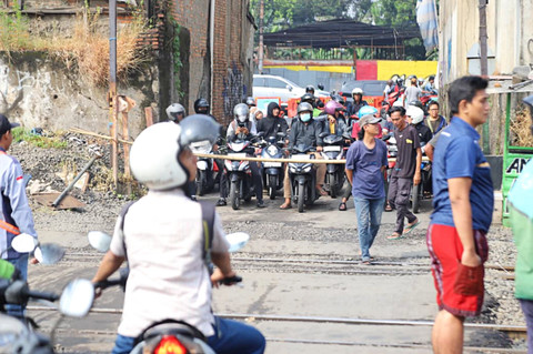 Suasana lintasan penyeberangan sebidang yang masih dilalui warga di dekat Stasiun Bekasi Timur, Selasa (28/4/2026). Foto: Iqbal Firdaus/kumparan