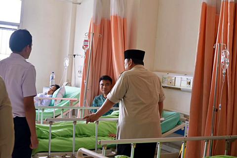 Presiden Prabowo Subianto menjenguk korban kecelakaan tabrakan kereta api yang dirawat di RSUD dr. Chasbullah Abdulmadjid, Kota Bekasi, pada Selasa pagi (28/4/2026). Foto: Dok. Biro Pers, Media, dan Informasi Sekretariat Presiden