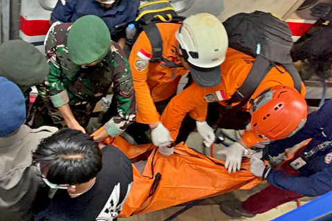 Proses evakuasi di Stasiun Bekasi Timur, Selasa pagi (28/4/2026). Foto: Dok. Basarnas Jakarta