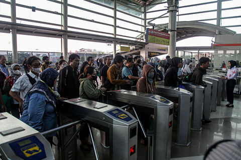 Sejumlah penumpang rangkaian kereta rel listrik (KRL) Commuterline Jabodetabek antre masuk peron di Stasiun Bekasi, Bekasi, Jawa Barat, Selasa (28/4/2026). Foto: Darryl Ramadhan/ANTARA FOTO