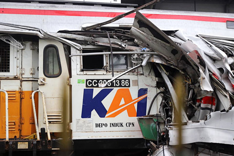 Wujud tabrakan antara Kereta dan KRL di Stasiun Bekasi Timur, Bekasi, Jawa Barat, Selasa (28/4/2026). Foto: Iqbal Firdaus/kumparan
