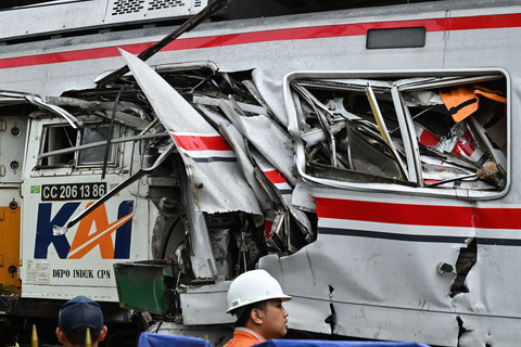 Petugas mengamati kondisi gerbong KRL Commuterline dan KA Argo Bromo Anggrek relasi Gambir-Surabaya Pasar Turi pascakecelakaan di Stasiun Bekasi Timur, Bekasi, Jawa Barat, Selasa (28/4/2026). Foto: Fakhri Hermansyah/ANTARA FOTO
