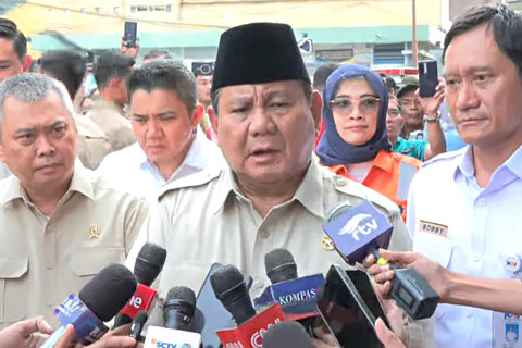 Presiden RI Prabowo Subianto memberikan paparan saat menjenguk korban kecelakaan kereta di Bekasi, Selasa (28/4/2026).  Foto: Sekretariat Presiden/YouTube