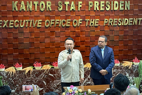 Serah Terima Jabatan (Sertijab) Kepala Staf Kepresidenan RI dari Muhammad Qodari (kanan) kepada Jenderal TNI (Purn) Dudung Abdurachman (kiri) di Gedung Bina Graha, Kompleks Istana Kepresidenan, Jakarta, Selasa (28/4/2026). Foto: Zamachsyari/kumparan