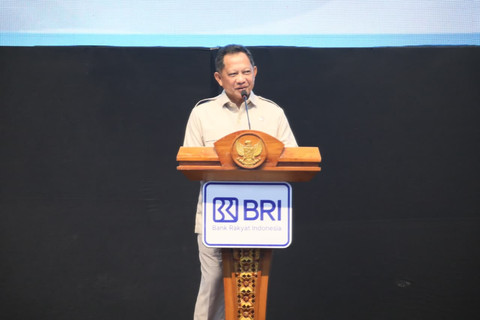 Mendagri Tito Karnavian pada acara Sosialisasi KPP, FLPP, dan PNM Wilayah Papua di Gedung Drs. Ec. Lambert Jitmau, Kota Sorong, Papua Barat Daya, Senin (27/4/2026) malam. Foto: Dok. Kemendagri