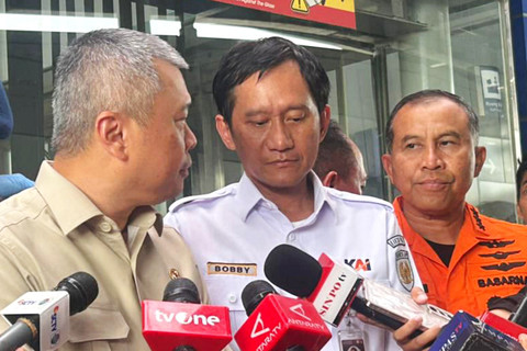 Menhub Dudy Purwagandhi, Dirut PT KAI Bobby Rasyidin, dan Kepala Basarnas Marsekal Madya TNI Mohammad Syafii dalam jumpa pers update penanganan kecelakaan KRL Commuter Line dan KA Argo Bromo Anggrek di Stasiun Bekasi Timur, Jabar, Selasa (28/4/2026). Foto: Nauval Pratama/kumparan