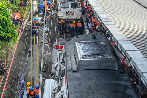 Petugas mengevakuasi gerbong KRL Commuterline dan KA Argo Bromo Anggrek relasi Gambir-Surabaya Pasar Turi pascakecelakaan di Stasiun Bekasi Timur, Bekasi, Jawa Barat, Selasa (28/4/2026). Foto: Galih Pradipta/ANTARA FOTO