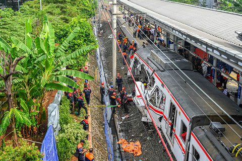 Petugas mengevakuasi gerbong KRL Commuterline dan KA Argo Bromo Anggrek relasi Gambir-Surabaya Pasar Turi pascakecelakaan di Stasiun Bekasi Timur, Bekasi, Jawa Barat, Selasa (28/4/2026). Foto: Galih Pradipta/ANTARA FOTO