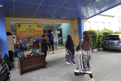 Keluarga korban kecelakaan kereta di Bekasi Timur mulai berdatangan ke Pos DVI Rumah Sakit Polri, Selasa (28/4/2026). Foto: Jamal Ramadhan/kumparan