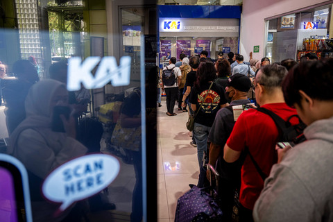 Calon penumpang antre untuk tiket pengganti pembatalan di Stasiun Gambir, Jakarta, Selasa (28/4/2026). Foto: Bayu Pratama S/ANTARA FOTO