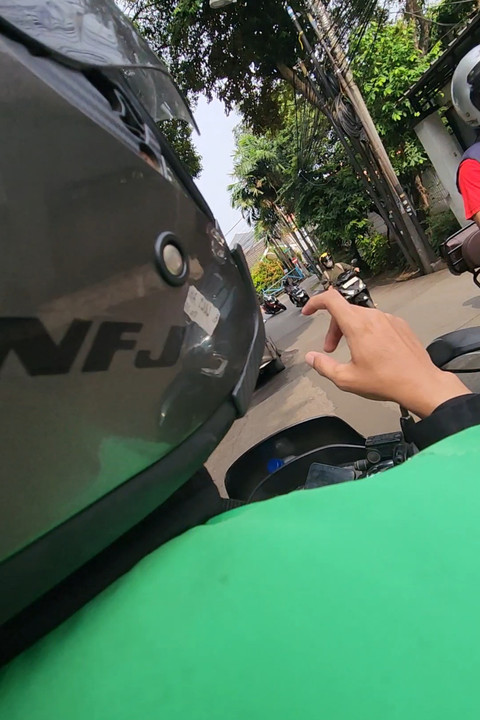 Muhamad As'ad, chef MBG SPPG Cipete Utara yang nyambi menjadi pengemudi ojek online. Foto: Dok. kumparan
