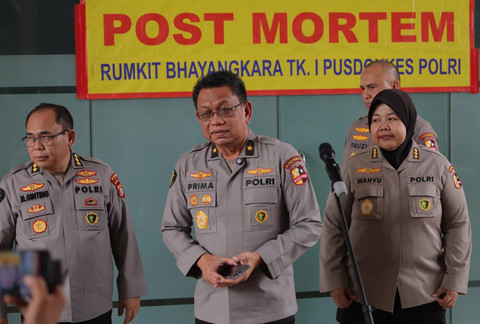 Kepala RS Polri, Kramat Jati Brigjen Pol Prima Heru Yulihartono memberikan keterangan terkait korban kecelakaan kereta di Bekasi di RS Polri Kramatjati, Jakarta, Selasa (28/4/2026). Foto: Jamal Ramadhan/kumparan
