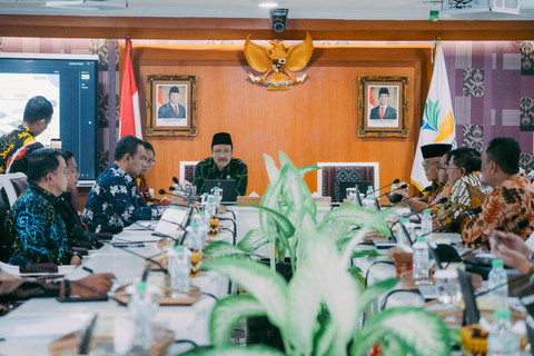 Mensos Saifullah Yusuf (Gus Ipul) menerima audiensi Bupati Lombok Timur Haerul Warisin, Bupati Sumenep Achmad Fauzi Wongsojudo, Bupati Pasaman Barat Yulianto, serta Wakil Bupati Pegunungan Bintang Arnold Nam. Foto: Dok. Kemensos