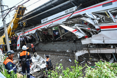 Petugas menggunakan alat berat mengevakuasi gerbong KRL Commuterline usai bertabrakan dengan KA Argo Bromo Anggrek relasi Gambir-Surabaya Pasar Turi di Stasiun Bekasi Timur, Bekasi, Jawa Barat, Selasa (28/4/2026). Foto: Galih Pradipta/ANTARA FOTO