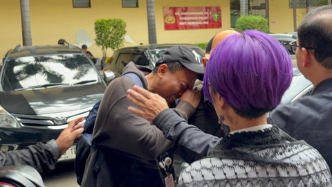 Isak tangis keluarga salah satu korban kecelakaan kereta di Bekasi Timur di RS Polri, Kramat Jati, Jakarta Timur, Selasa (28/4/2026). Foto: Nasywa Athifah/kumparan