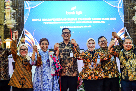 Direktur Utama Bank BJB Ayi Subarna dan Komisaris Utama Independen Bank BJB Susi Pudjiastuti berfoto bersama dengan jajaran direksi usai Rapat Umum Pemegang Saham Tahunan (RUPST) Tahun Buku 2025 di Gedung Pakuan, Bandung, Jawa Barat, Selasa (28/4). Foto: Raisan Al Farisi/ANTARA FOTO