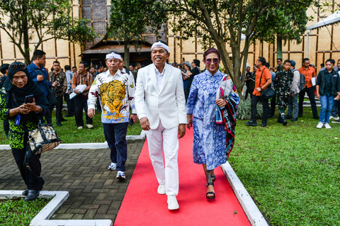 Gubernur Jabar Dedi Mulyadi bersama Komut Independen Bank BJB Susi Pudjiastuti dan Sekda Herman Suryatman usai RUPST Tahun Buku 2025 di Gedung Pakuan, Bandung, Selasa (28/4/2026). Foto: Raisan Al Farisi/ANTARA FOTO