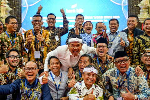 Gubernur Jabar Dedi Mulyadi berfoto dengan Dirut Bank BJB Ayi Subarna, Komut Independen Susi Pudjiastuti, dan jajaran direksi usai RUPST Tahun Buku 2025 di Gedung Pakuan, Bandung, Selasa (28/4/2026). Foto: Raisan Al Farisi/ANTARA FOTO