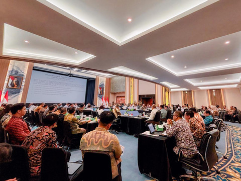 Menteri Sosial Saifullah Yusuf atau Gus Ipul menghadiri Rapat Tingkat Menteri (RTM) Satgas Percepatan Program Pemerintah untuk Mendukung Pertumbuhan Ekonomi yang digelar di Kementerian Koordinator Bidang Perekonomian, Selasa (28/4/2026). Foto: Kemensos RI