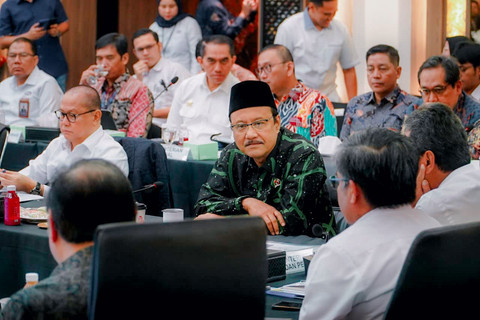 Menteri Sosial Saifullah Yusuf atau Gus Ipul menghadiri Rapat Tingkat Menteri (RTM) Satgas Percepatan Program Pemerintah untuk Mendukung Pertumbuhan Ekonomi yang digelar di Kementerian Koordinator Bidang Perekonomian, Selasa (28/4/2026). Foto: Kemensos RI