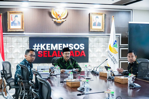 Mensos Saifullah Yusuf (Gus Ipul) daam rakor bersama para SDM PKH secara daring dari kantor Kemensos, Jakarta Pusat, pada Selasa (28/4/2026). Foto: Kemensos RI