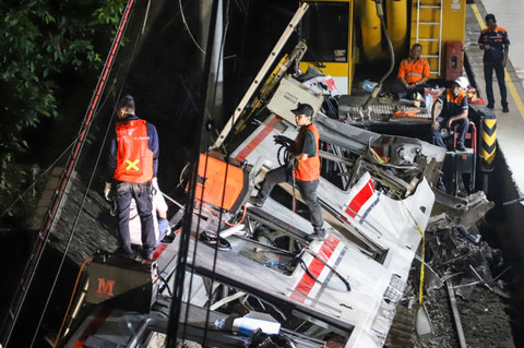 Petugas mengevakuasi gerbong KRL Commuterline usai bertabrakan dengan KA Argo Bromo Anggrek relasi Gambir-Surabaya Pasar Turi di Stasiun Bekasi Timur, Bekasi, Jawa Barat, Selasa (28/4/2026). Foto: Iqbal Firdaus/kumparan